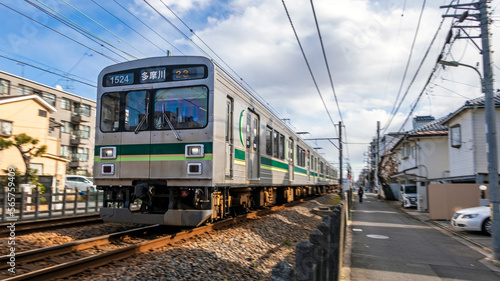 走る通勤電車