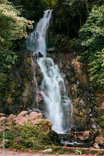 cascada grande en medio de un bosque con muchos arboles alrededor en Latinoamérica Panamá 
