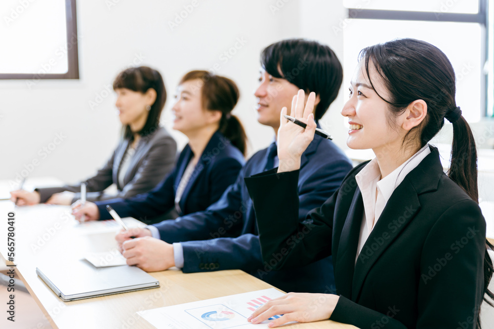 オフィス・会議室で挙手して積極的に質問・意見・発言するビジネスウーマン・会社員の男女(セミナー) オフィス・会議室で挙手して積極的に質問・意見・発言するビジネスウーマン・会社員の男女(セミナー)