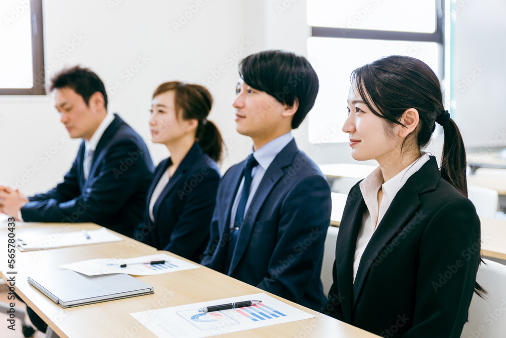 オフィス・会議室で笑顔で勉強するビジネスウーマン・会社員の男女(セミナー・企業説明会・勉強会) オフィス・会議室で笑顔で勉強するビジネスウーマン・会社員の男女(セミナー・企業説明会・勉強会)