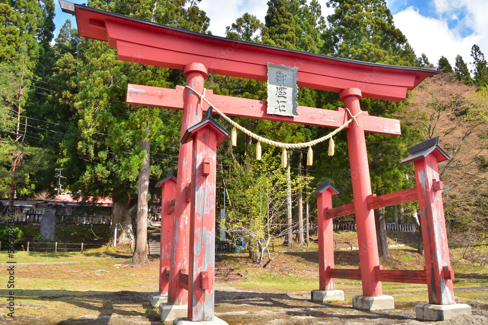 秋田　青空の田沢湖畔　御座石神社の鳥居