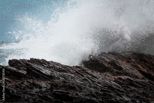 Fotografia waves crashing on rocks