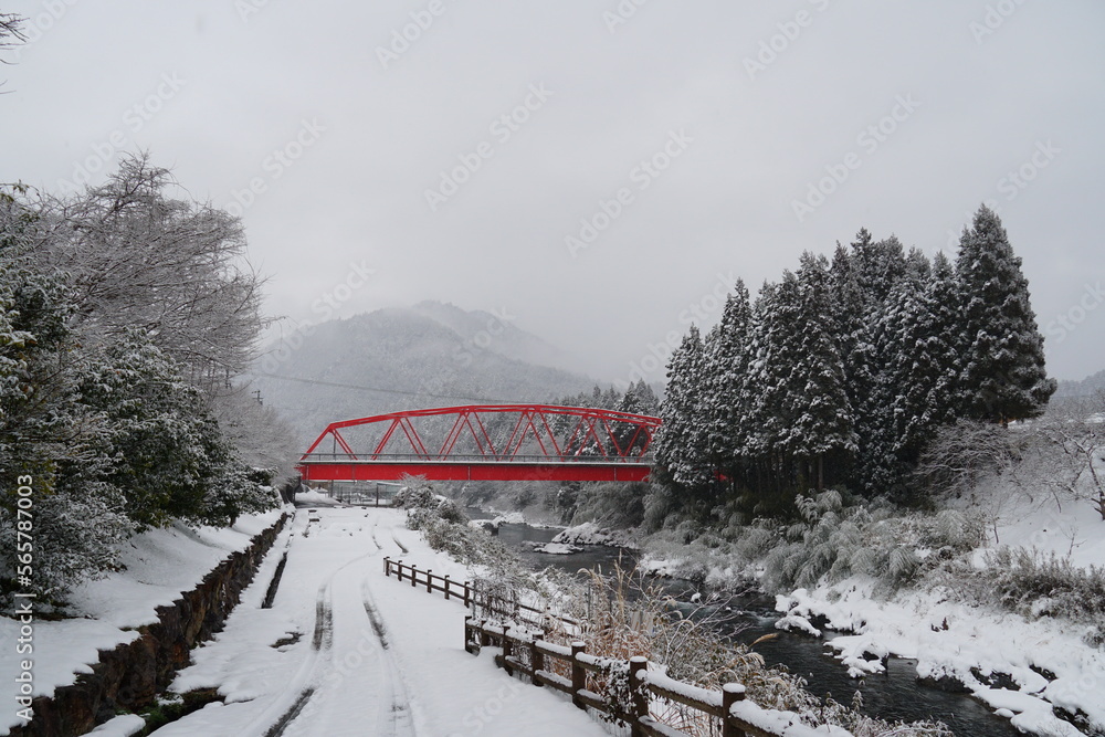 赤い橋と雪