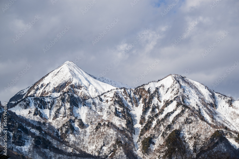 ゲレンデから眺める美しい雪山の眺望
