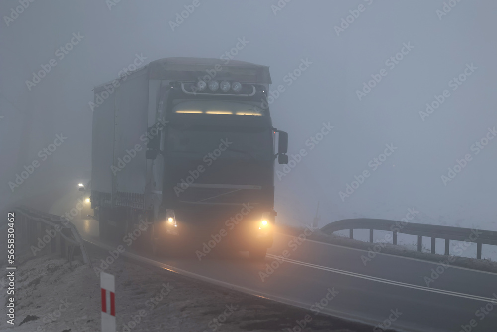 Samochody we mgle gęstej na drodze wieczorem. Niebezpiecznie. - obrazy, fototapety, plakaty 