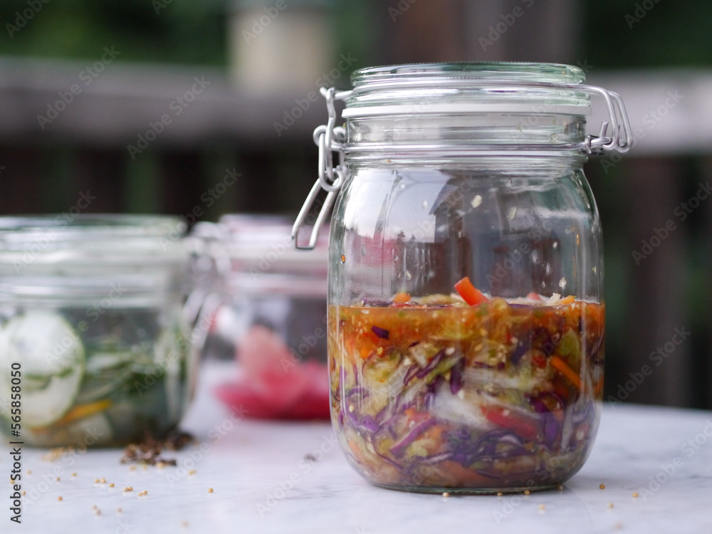 Fermentiertes roh veganes eingemachtes Gemüse, Sauerkraut und Kimchi im Einmachglas Fermentiertes roh veganes eingemachtes Gemüse, Sauerkraut und Kimchi im Einmachglas