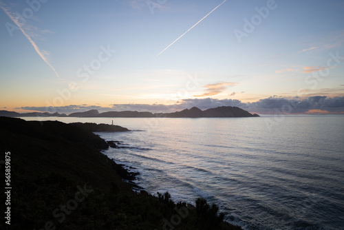 Piasaje de cabo udra,en un atardecer con las islas cies