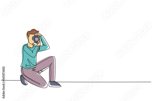 Continuous one line drawing happy photographer is taking photo using dslr camera. Male character standing full length and shooting. Studio photography. Single line draw design vector illustration