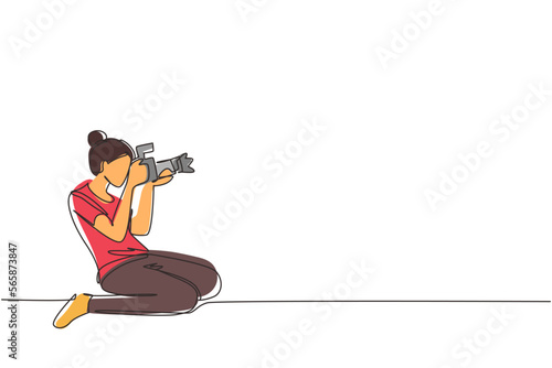 Continuous one line drawing woman photographer holding dslr camera taking photographs. Professional photographer taking pictures. Creative profession job. Single line draw design vector illustration