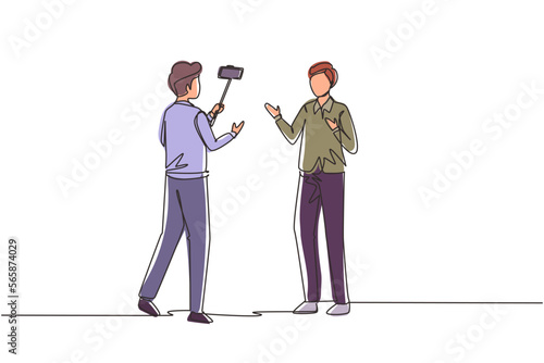Single continuous line drawing presenter filming video blog with an operator on the street. Man bloggers, journalists filming with professional smartphone and videographer. One line draw design vector