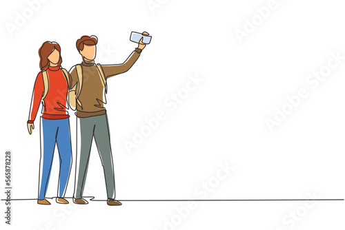 Single continuous line drawing couple standing full length trying to take selfie with mobile device in hand. Man and woman are photographed together. One line draw graphic design vector illustration