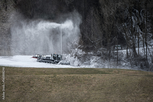 artificial snow lance piste machine ratrac grass