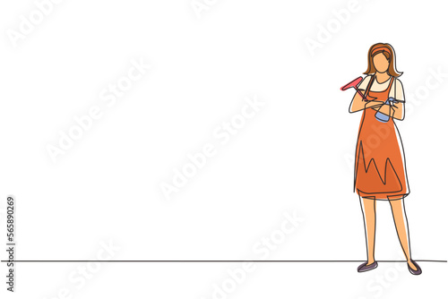Continuous one line drawing happy woman cleaning worker posing and holding cleaning tool. Cleaning service with cool pose. People enjoying working in cleaning services. Single line draw design vector
