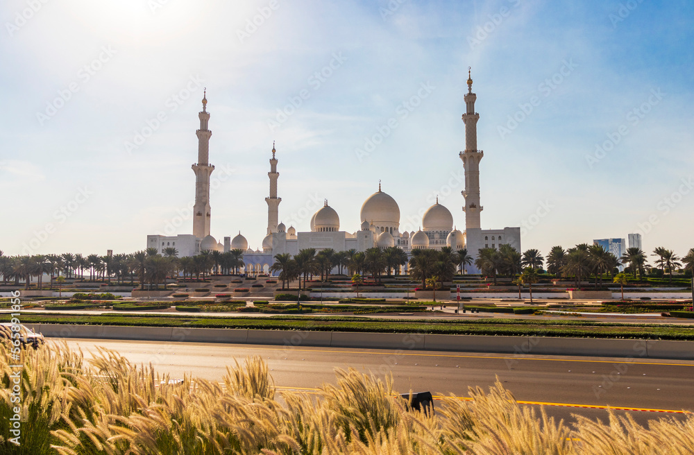 Obraz premium Abu Dhabi, UAE - 11.27.2022 - View of a Sheikh Zayed grand mosque, largest mosque in the country. Religion