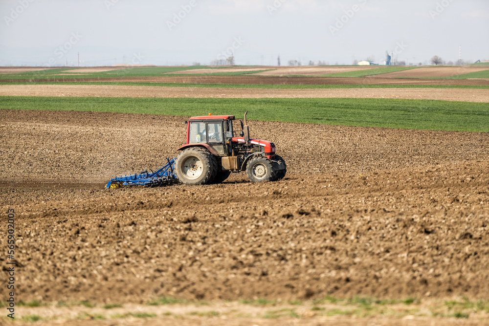 Obraz premium A farmer's labor of love, tractor tilling the soil for a prosperous harvest