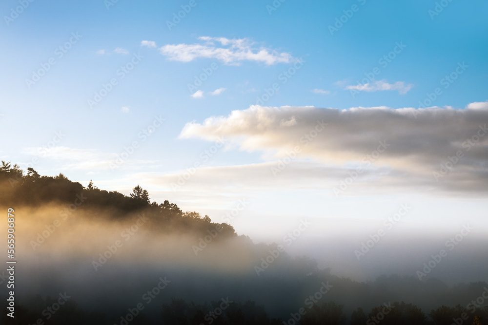 Wolken Morgendunst über Täler Marbach Dammelsberg