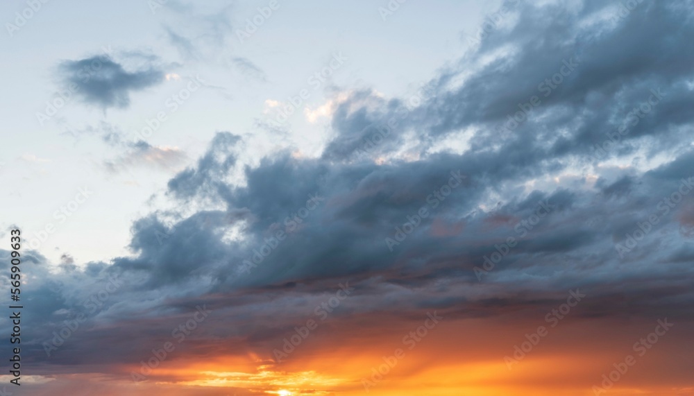 Dramatisch leuchtender Abendhimmel mit einer Wolkenwand bei Sonnenuntergang