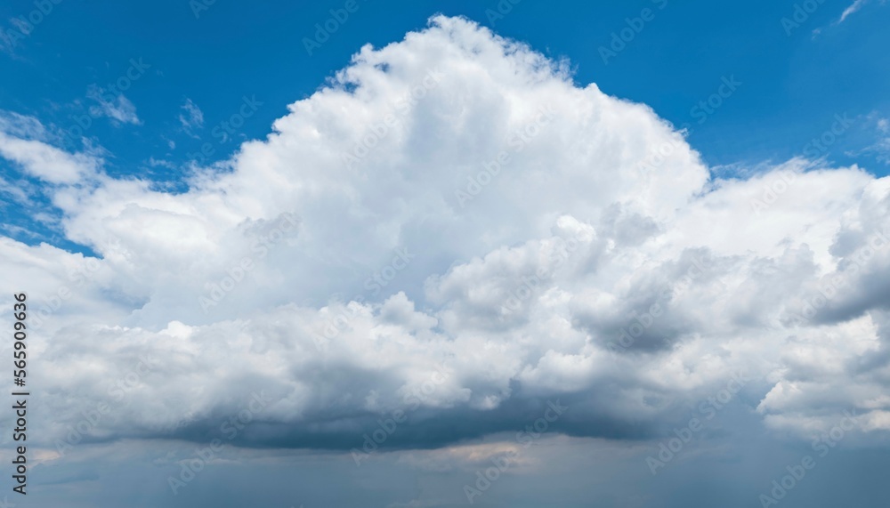 Mächtige, aufziehende Gewitterwolke bei Sonnenschein Mächtige, aufziehende Gewitterwolke bei Sonnenschein