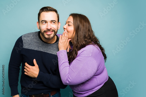 Slika na platnu Happy hispanic woman gossiping with her boyfriend