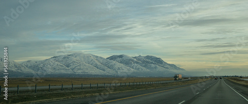 Straße in Utah mit wenig Verkehr an einem bewölkten Tag, in den USA. Blick auf die Wasatch Mountains