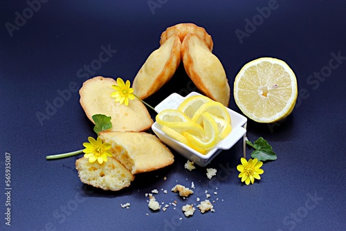 La madeleine au citron est un petit gateau en forme de coquillage allongé  photo