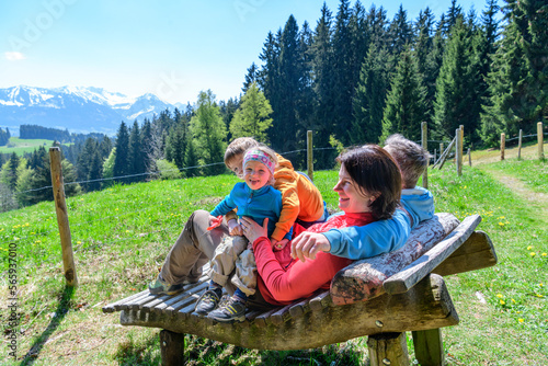 Entspannt die Natur und den Frühling genießen bei einer Pause beim Wandern im Allgäu photo