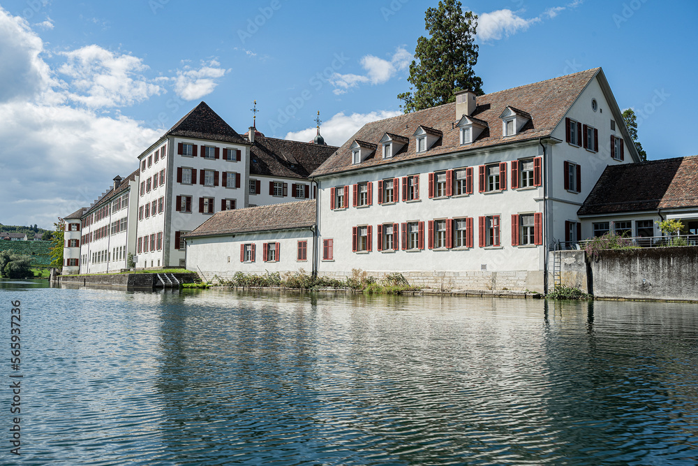 Gebäude der psychiatrischen Klinik am Rhein, in Rheinau, Kanton Zürich, Schweiz
