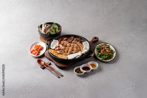 Korean food dishes 소 내장 구이 Grilled beef intestines
