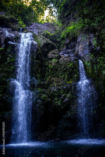 Three Bears Falls  Road to Hana  Maui  Hawaii - Wasserfall im Gr  nen  Idyllisch  Dschungel  tiefgr  ne Pflanzen und Natur auf der Inseln Maui  Hawaii  an der Stra  e nach Hana  Upper Waikani