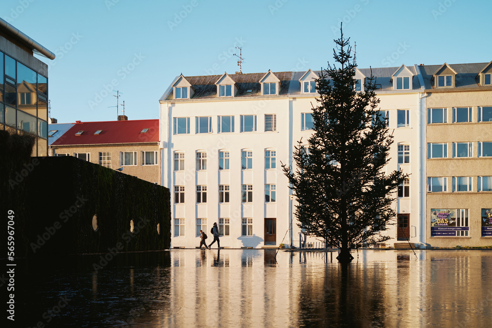 Obraz premium Exterior of residential buildings near icy square