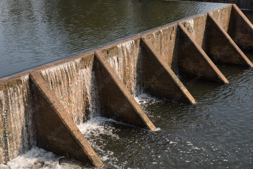 The water flow pass the weir from upper level to lower level. The water flow pass the weir from upper level to lower level.