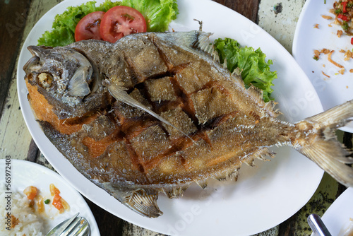 Obraz na płótnie Deep fried Pompano with spicy sauce : Thai food w salonie