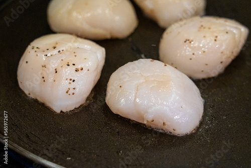 Grill scallops on the fry pan