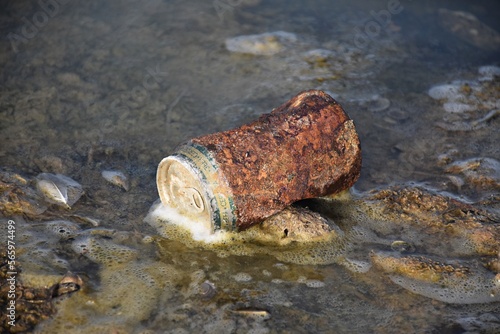 Lata de cerveza contaminando el mar
