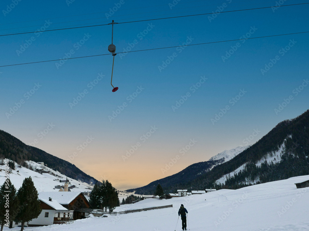 bella immagine della natura dolomitica innevata in inverno bella immagine della natura dolomitica innevata in inverno
