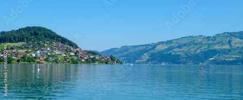 Mit Paddelboard auf dem See in der schönen Schweiz