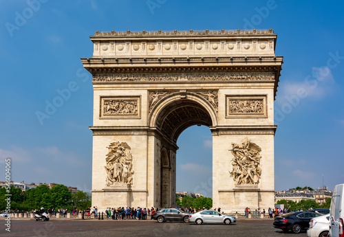 Triumphal arch (Arc de Triomphe) in Paris, France © Mistervlad