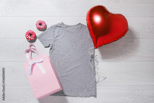 Grey tshirt mockup. Valentines Day concept shirt, balloon heart shape on wooden background. Copy space, template blank front view t-shirt clothes. Romantic outfit. Flat lay birthday holiday fashion photo