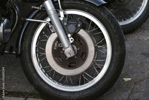 Vorderrad eines Motorrad mit Speichen