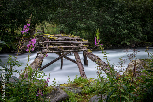 Brücke über tosenden Fluss