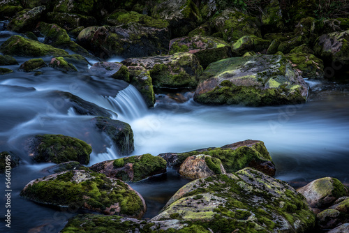 Steine im Fluss mit kleinem Wasserfall