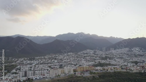 Vuelo de Dron sobre la ciudad de Monterrey Nuevo Leon de paisaje el cerro de la silla