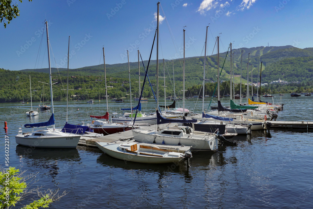 bateaux à voile de la Marina de MontTremblant, lac Tremblant, montagne