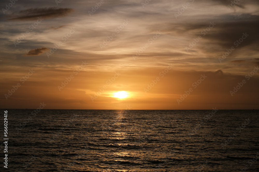 Puesta de sol frente al mar