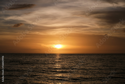 Puesta de sol frente al mar © Xavier