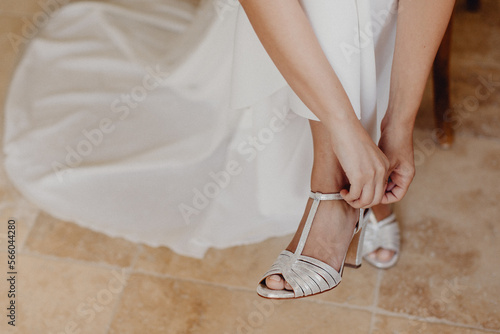 La mariée attachant ses chaussures à talons