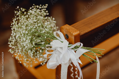 Bouquet de gypsophile noué aux bancs de la cérémonie religieuse photo