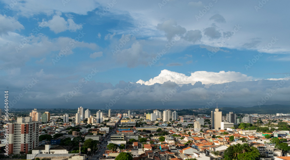 Nuvem em Suzano, centro, São Paulo, Brasil, nuvem branca com luz em meio a nuvens escuras