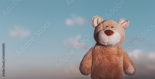 Tableau sur toile Cute bear toy over the sky background