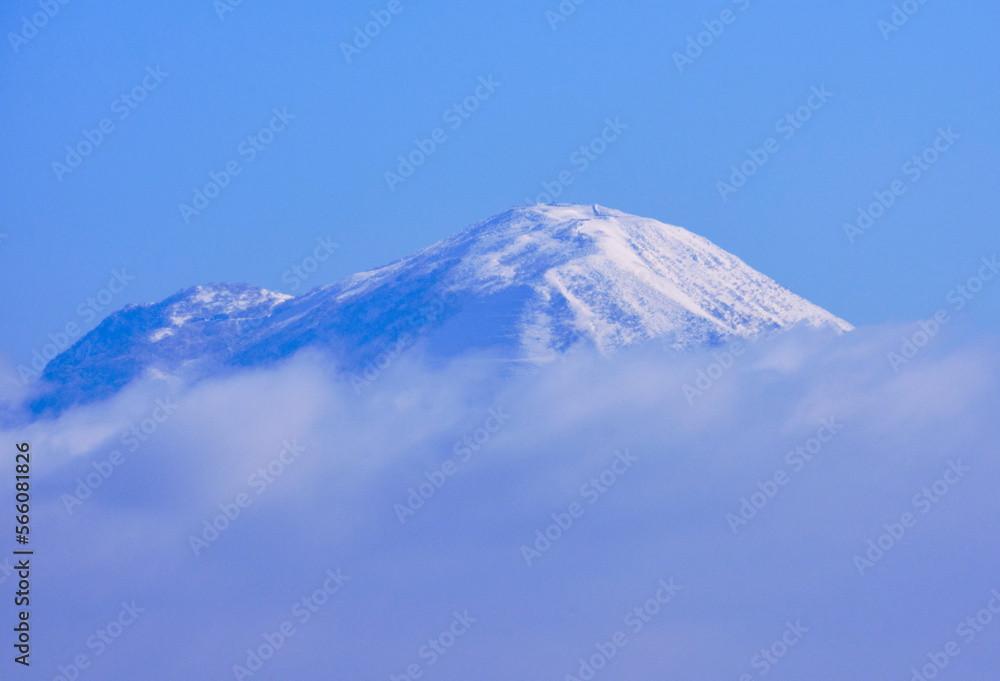 風景素材　雪をかぶった伊吹山の山頂